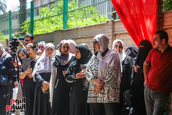 انتظار أولياء الأمور أمام اللجان (2)