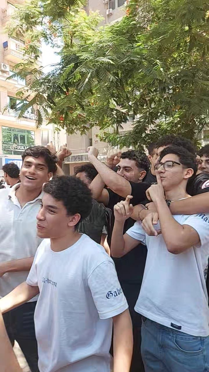 طلاب الثانوية العامة يدعمون حسام حسن