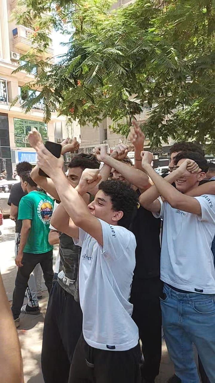طلاب الثانوية العامة يدعمون حسام حسن بعد الامتحان