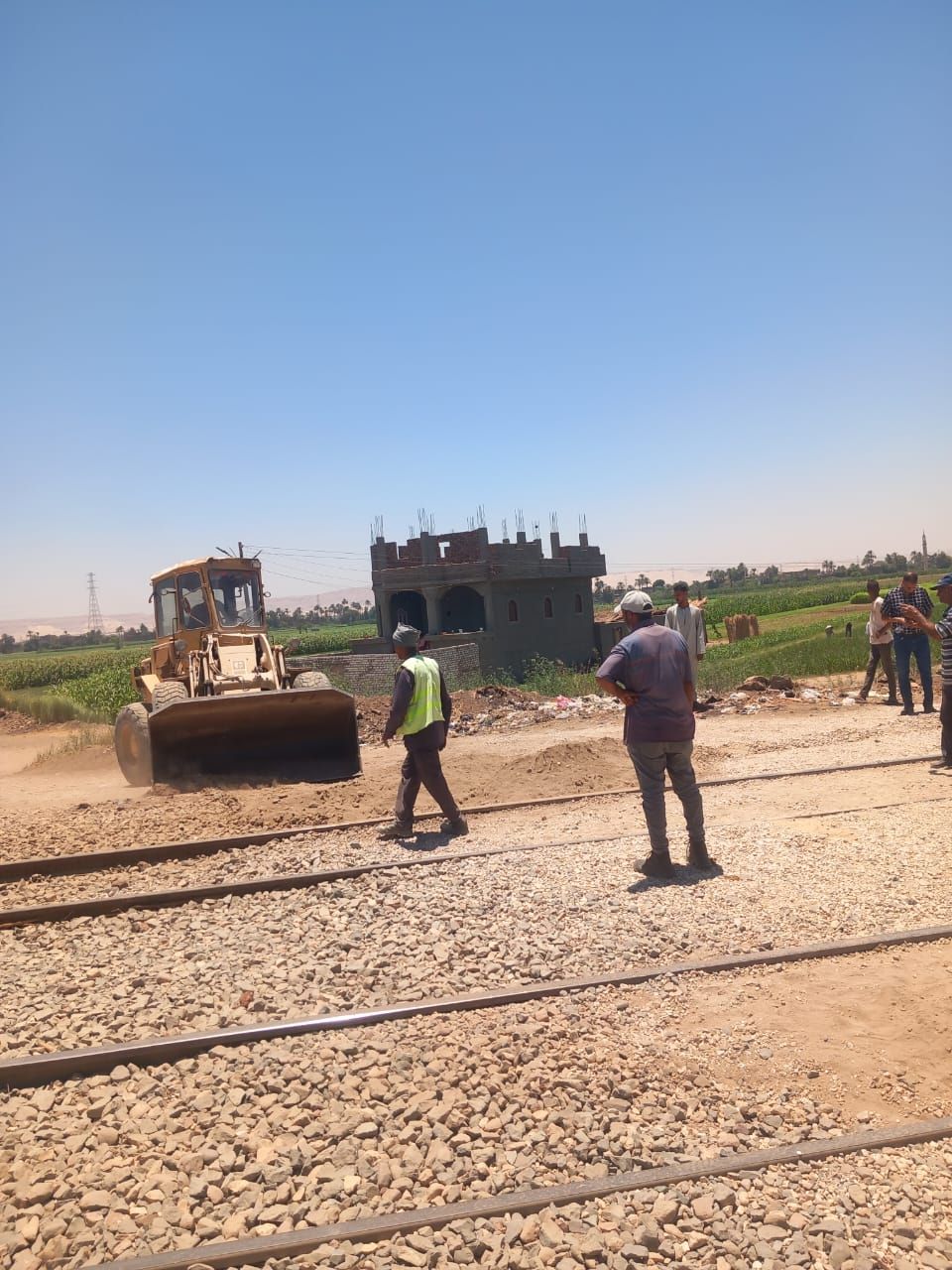 بتوجيهات محافظ قنا.. غلق 20 معبرًا غير قانوني على شريط السكك الحديدية بدشنا لحماية المواطنين