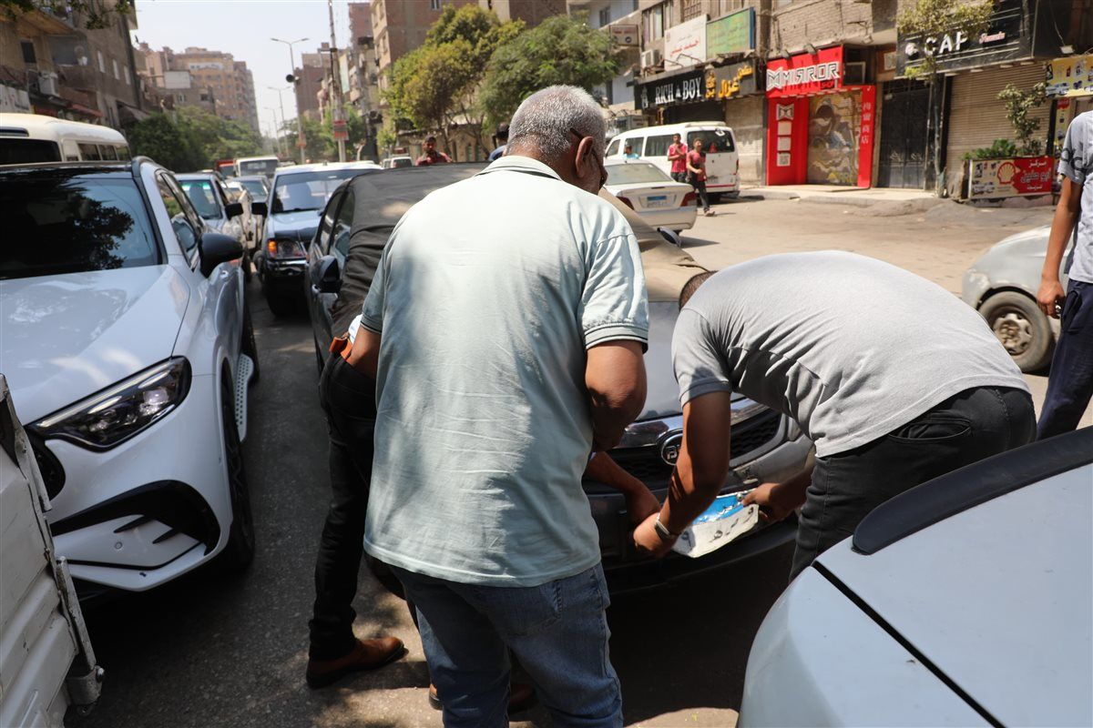 في جولة مفاجئة، محافظ القاهرة يقرر سحب اللوحات المعدنية للميكروباصات المخالفة 