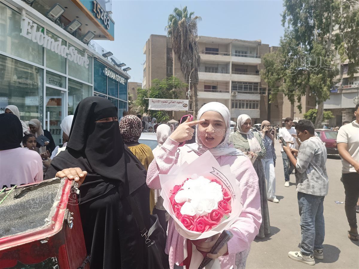 إستقبال الطالبات ببوكيهات الورد،فيتو