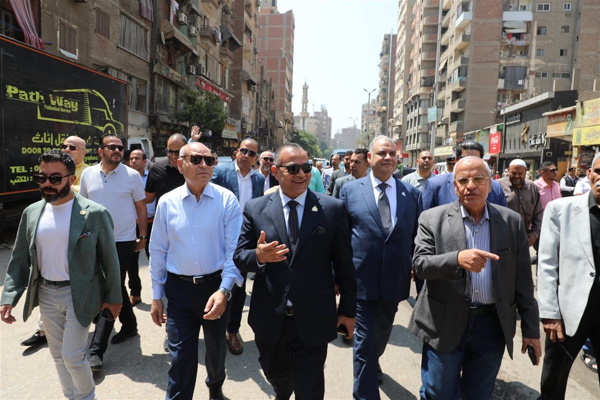 في جولة مفاجئة، محافظ القاهرة يقرر سحب اللوحات المعدنية للميكروباصات المخالفة 