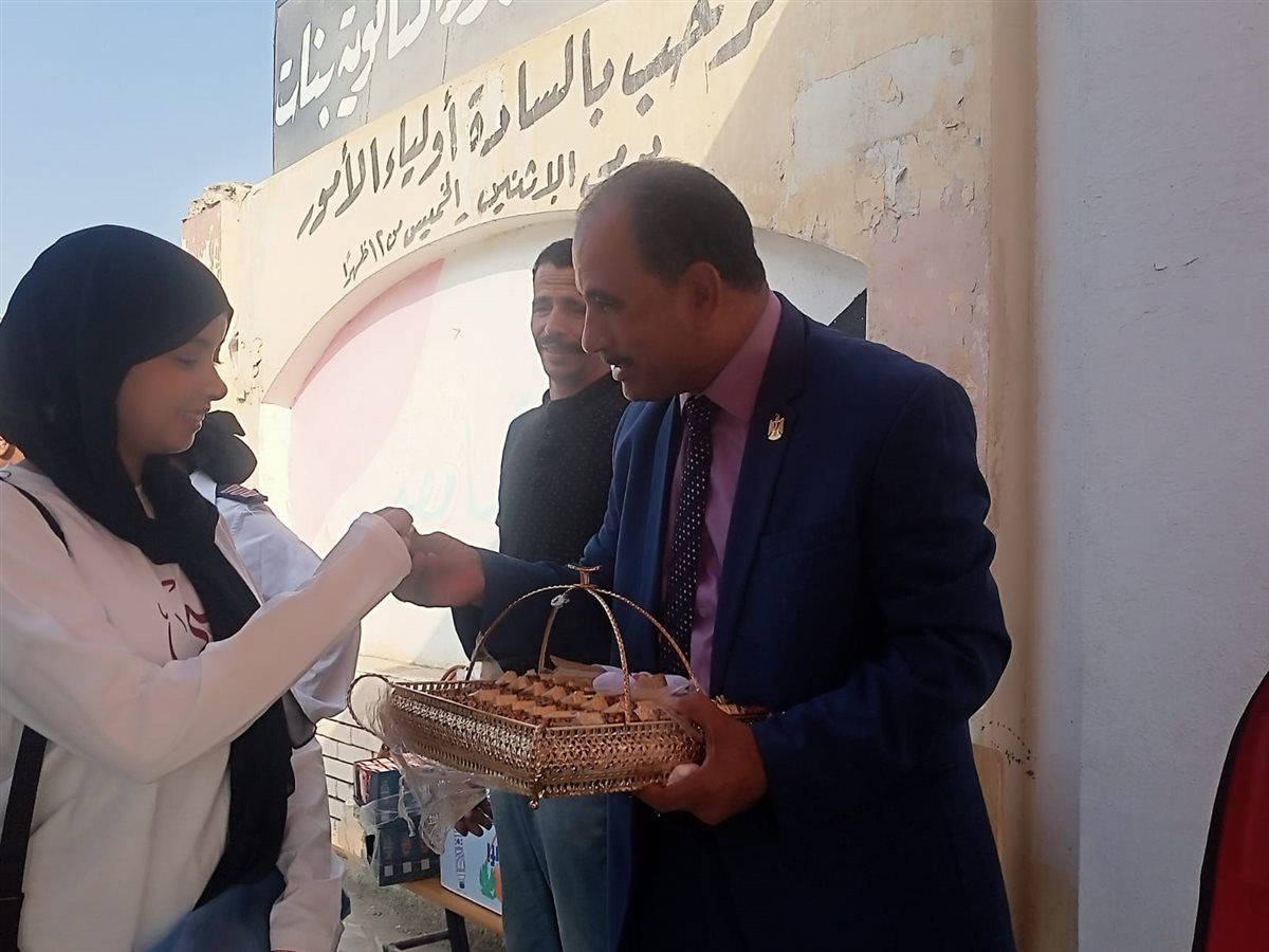 توزيع شيكولاته علي طلاب الثانوية بالعبور  ، فيتو