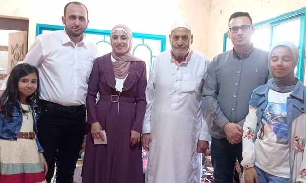 والد أحمد الناعوق وشقيقته وشقيقاه وأبناء شقيقته، الذين استشهدوا جميعا في هجوم إسرائيلي على دير البلح