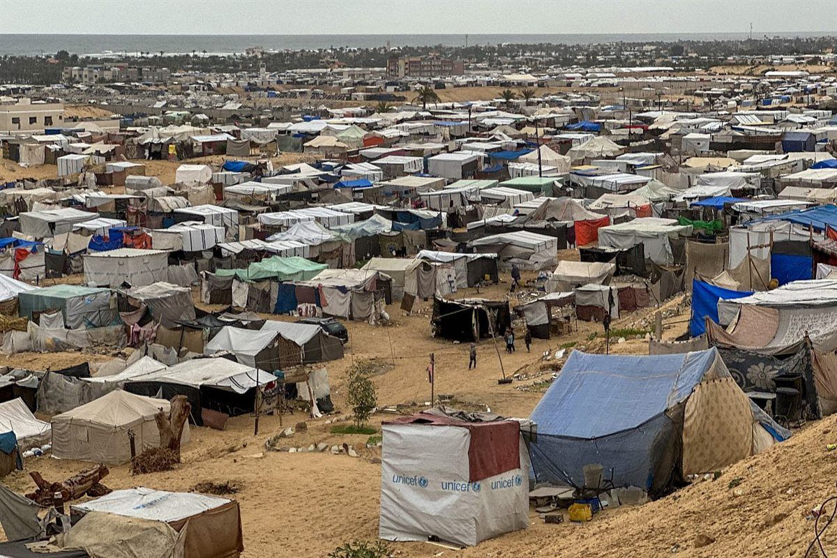 مشهد لمخيم للنازحين في منطقة المواصي المحاذية لمدينة خان يونس بجنوب قطاع غزة