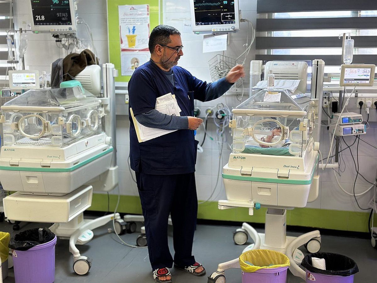 يعالج الأطباء والعاملون في مجال الرعاية الصحية في مستشفى الناصر عددا من الأطفال الرضع
