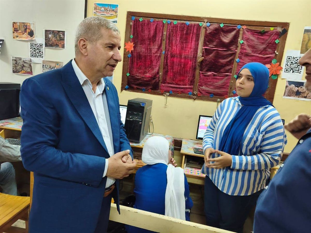 تفقد فصول مدرسة السلام الاعدادية بنات لمعرفة مدى جاهزيتها للعام الدراسي 2026- 2027
