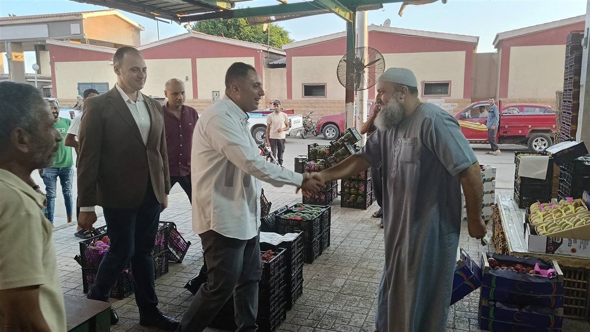 جولة ميدانية لمحافظ دمياط داخل سوق شطا