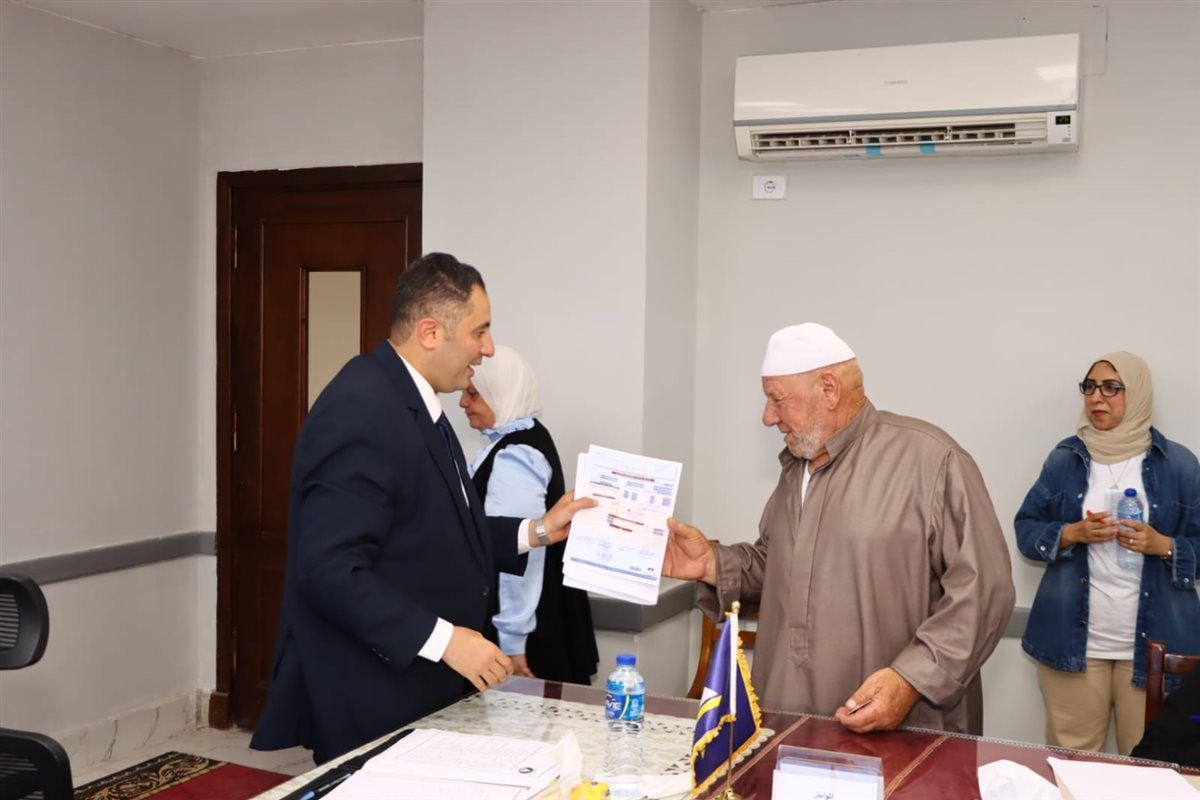 محافظ دمياط اثناء زيارته لمقر الوحدة المحلية لمركز ومدينة دمياط 