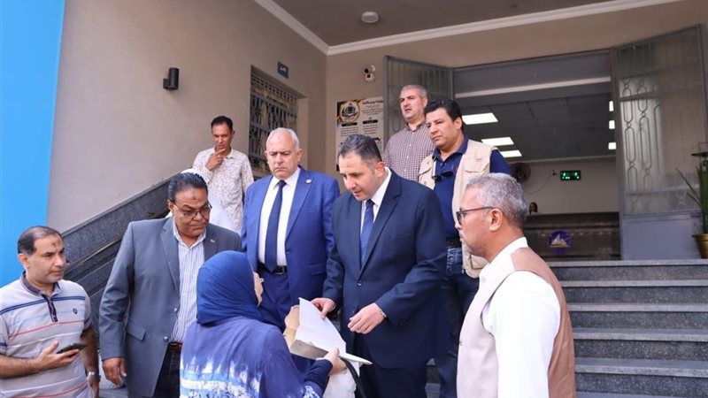 محافظ دمياط يستمع