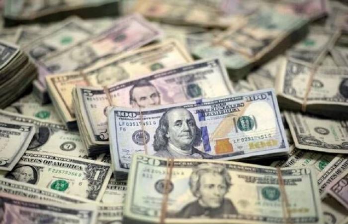 الدولار
      قرب
      أدنى
      مستوى
      في
      شهر
      مقابل
      الين
