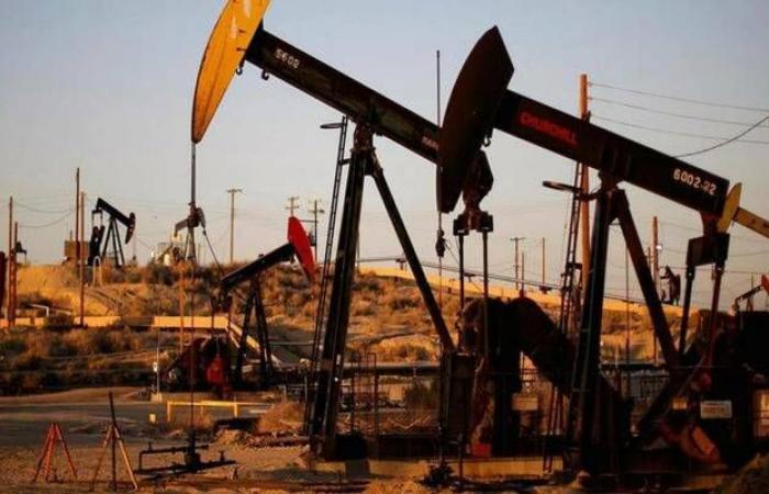 ضغوط
      أمريكية
      وتحرك
      من"أوبك+"
      يهبطان
      بأسعار
      النفط
      العالمية