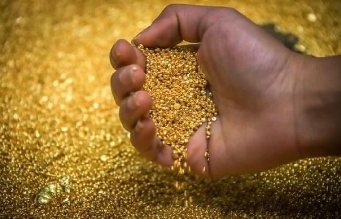 تذبذب
      الدولار
      يدفع
      الذهب
      للارتفاع
      في
      العقود
      الآجلة
      والمعاملات
      الفورية