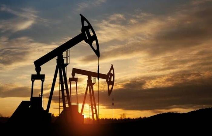النفط
      يصعد
      بعد
      تمديد
      هدنة
      الرسوم
      بين
      أمريكا
      والصين