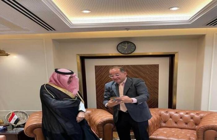 سفير
      المملكة
      ووزير
      المالية
      المصري
      يبحثان
      تعزيز
      التعاون
      الاقتصادي