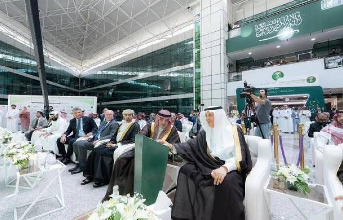 وزير
      "البيئة"
      يدشّن
      مصنعين
      لإنتاج
      الدواجن
      والأعلاف
      بالرياض
      لدعم
      الأمن
      الغذائي