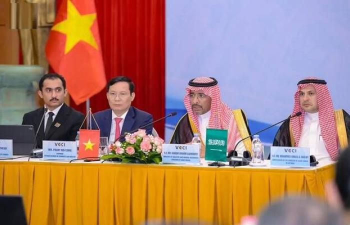 وزير
      الصناعة
      يشهد
      توقيع
      5
      اتفاقيات
      استثمارية
      بين
      السعودية
      وفيتنام