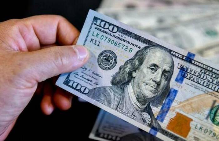 الدولار
      عند
      أدنى
      مستوى
      في
      30
      عامًا..
      وتزايد
      الإقبال
      على
      اليورو
      واليوان