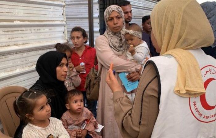 إقبال الأهالي يتصدر مشهد اليوم الأول من حملة التطعيمات التي ينفذها الهلال الأحمر الفلسطيني