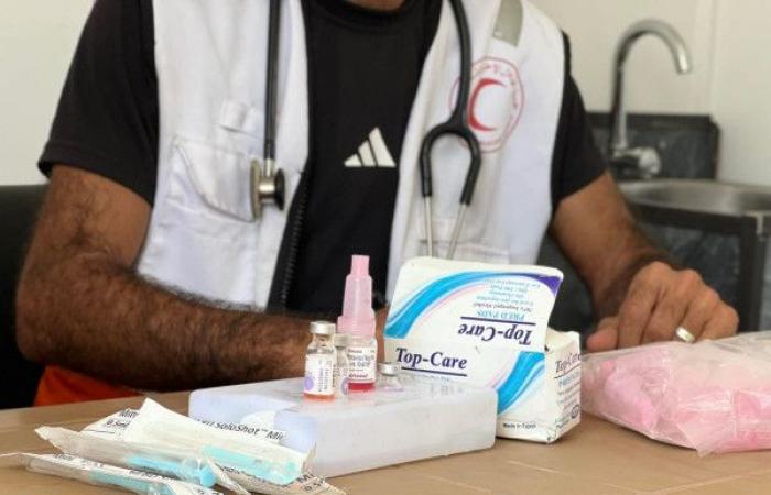 إقبال الأهالي يتصدر مشهد اليوم الأول من حملة التطعيمات التي ينفذها الهلال الأحمر الفلسطيني