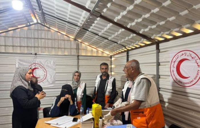 إقبال الأهالي يتصدر مشهد اليوم الأول من حملة التطعيمات التي ينفذها الهلال الأحمر الفلسطيني