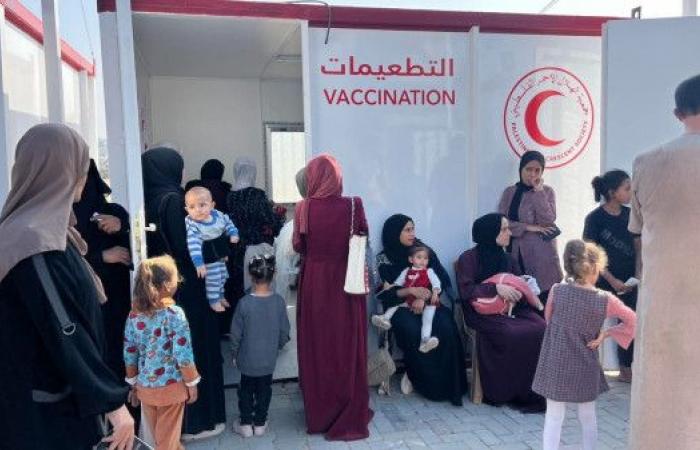 إقبال الأهالي يتصدر مشهد اليوم الأول من حملة التطعيمات التي ينفذها الهلال الأحمر الفلسطيني