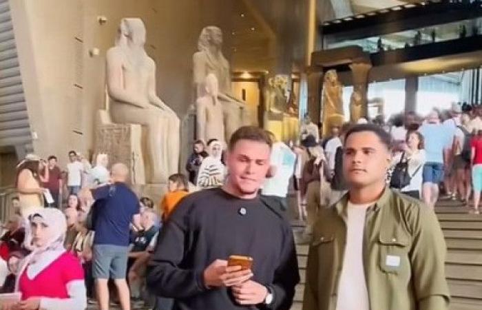 مصر: جدل واسع بعد تلاوة شاب للقرآن الكريم داخل المتحف المصري الكبير..فيديو