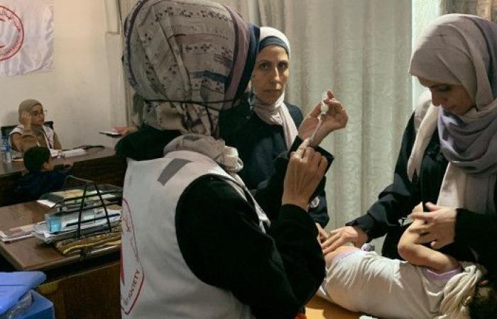 إقبال الأهالي يتصدر مشهد اليوم الأول من حملة التطعيمات التي ينفذها الهلال الأحمر الفلسطيني