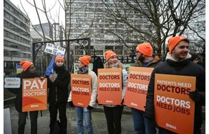 إضراب
جديد
للأطباء
في
إنجلترا
يستمر
5
أيام
في
خضم
موسم
الانفلونزا