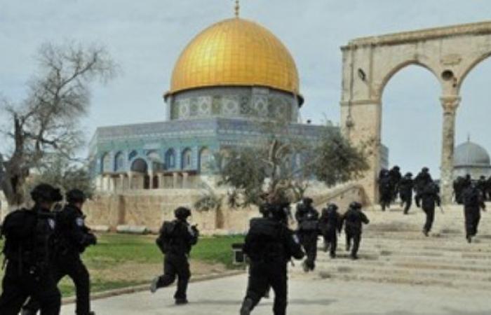 مستوطنون إسرائيليون يقتحمون المسجد الأقصى بحماية شرطة الاحتلال