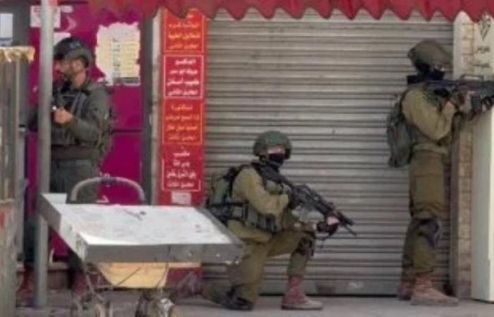 إسرائيليون يتنكرون فى هيئة جنود لسرقة المتاجر فى الضفة الغربية.. فيديو