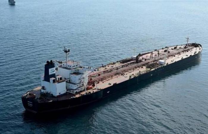 مسيرات مجهولة تستهدف 3 ناقلات يونانية وتعطل إمدادات النفط