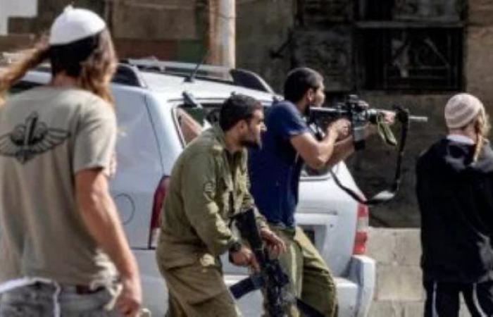 إصابات وإحراق مساكن ومركبتين في هجوم واسع للمستوطنين شمال القدس