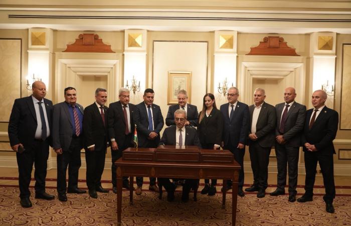 اللجنة الوطنية لإدارة غزة تبدأ أعمالها برئاسة المفوض العام الدكتور علي شعث