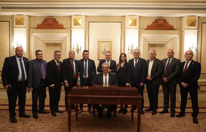 اللجنة الوطنية لإدارة غزة تبدأ أعمالها برئاسة المفوض العام الدكتور علي شعث