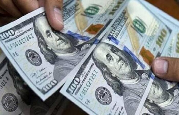 الدولار يفقد زخمه مع التوترات الجيوسياسية