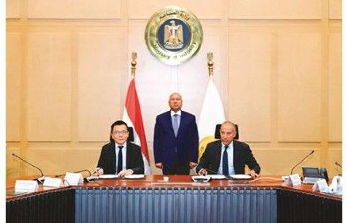 الوزير يشهد توقيع عقد إنشاء مجمع صناعي متكامل للغزل والنسيج باستثمارات مبدئية 350 مليون دولار