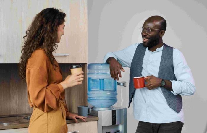 اكتشاف صادم.. مبرادات المياه في المكاتب تحمل "خطرًا صحيًا هائلًا"