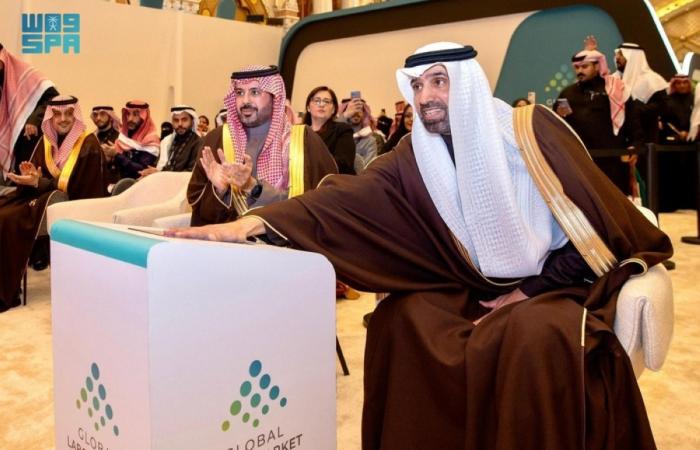 وزير الموارد البشرية 
يدشن مبادرة الإرشاد المهني الشامل