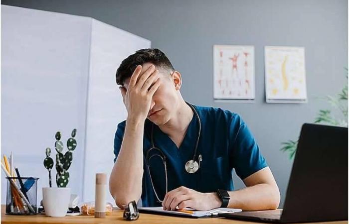 عبء ملء السجلات الصحية يهدد الأطباء الشباب