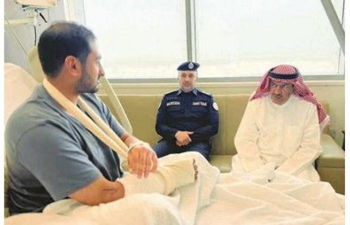 محافظ الجهراء يزور أحد منتسبي قوة الإطفاء بعد تعرضه للإصابة أثناء أداء الواجب