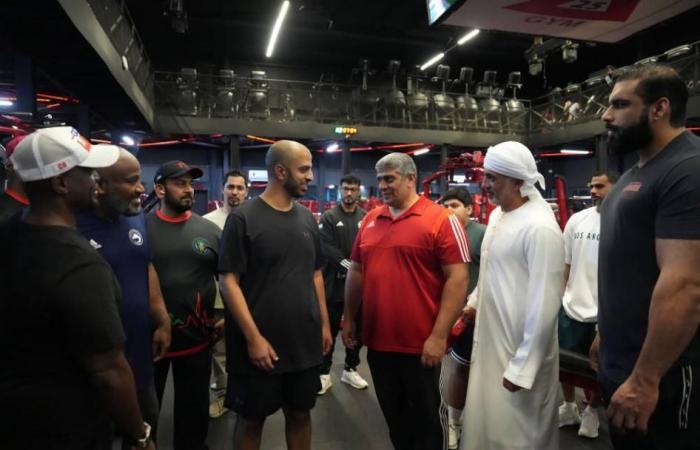 محمد بن سعود يتفقد مسار تحدي رأس الخيمة للياقة البدنية