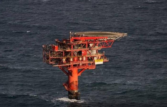 عقود النفط الأمريكية تسجل أكبر علاوة سعرية مع استمرار الحرب