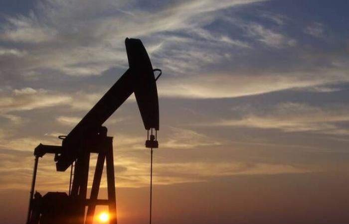 النفط يتراجع من أعلى مستوياته منذ 2022