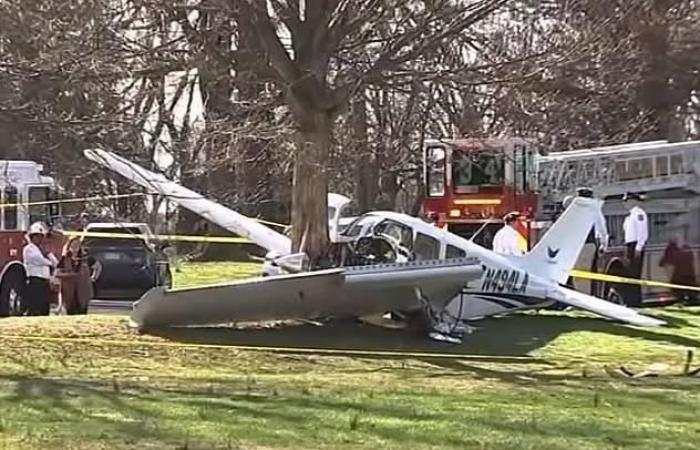 طائرة تدريب تصطدم بشجرة في أمريكا