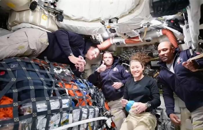 رواد «أرتميس 2» يلتقطون صوراً للأرض خلال رحلة القمر