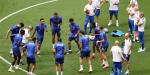 لاعبو فرنسا وانجلترا يجرون عمليات الإحماء قبل انطلاق مواجهة كأس العالم (صور)