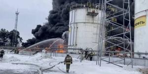 إخماد
      حريق
      اندلع
      بمصفاة
      نفط
      في
      روسيا
      بسبب
      حطام
      مسيرة