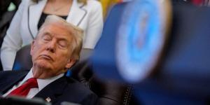 صور ترامب "نائماً" تثير جدلاً واسعاً.. والبيت الأبيض يعلق